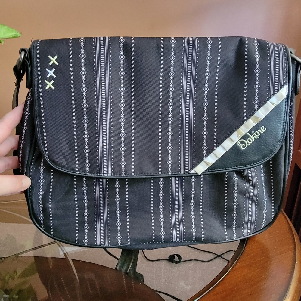 Dakine Black Messenger Bag Durable Flap Closure